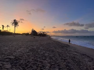 Kitesurfer op tropische lagune in Cumbuco, Brazilië